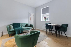 Modern Apartment Off Road Parking Spacious Double Bed Suite 7